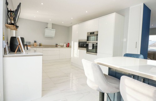 Llanfechell Cabaña | THE TRANQUIL RETREAT, pet friendly, with hot tub in Llanfechell