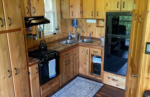 West Baden Springs Cabina | The Treehouse: Unique "Off the Grid" Cabin on the Lost River with stunning views