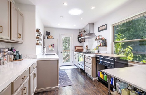 San Rafael Casa | The Treehouse 2 bedroom, hot tub, quiet cul-de-sac, bay views, lots of light