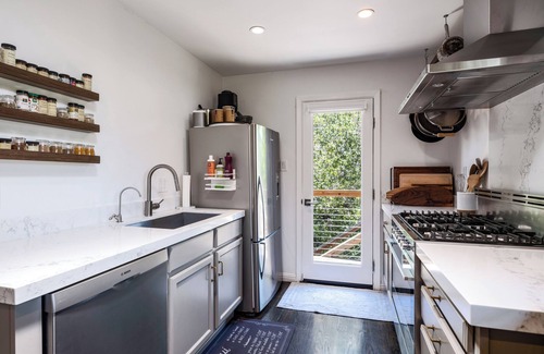 San Rafael Casa | The Treehouse 2 bedroom, hot tub, quiet cul-de-sac, bay views, lots of light