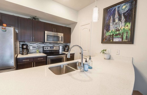 North Burnet Apartamento | The Treehouse - Fun 2BR Retreat in the Domain