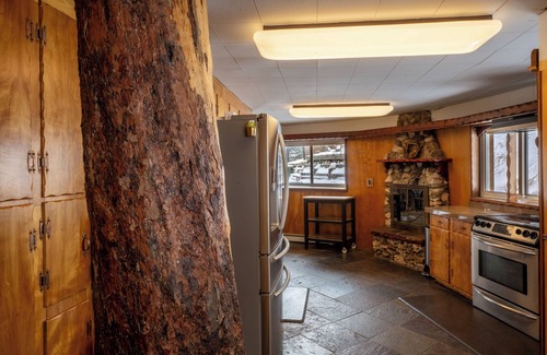 Golden Casa | The Treehouse Monthly Rental - Modern Mountainside Home Near Red Rocks