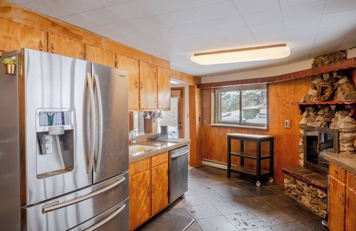 Golden Casa | The Treehouse Monthly Rental - Modern Mountainside Home Near Red Rocks