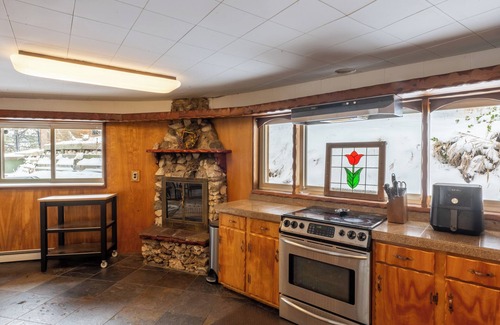 Golden Casa | The Treehouse Monthly Rental - Modern Mountainside Home Near Red Rocks