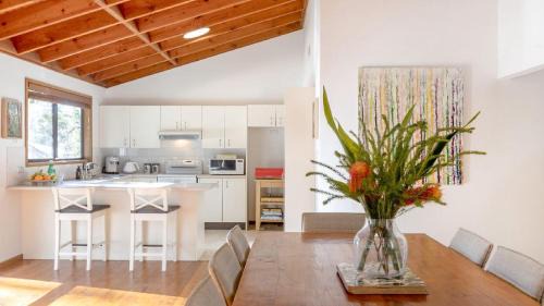 Pearl Beach Casa | The Treehouse -Pet Friendly, Heated Spa