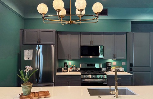 Biloxi Casa | The Treehouse @ The Pullman House, Downtown Ocean Springs Condo w/Pool