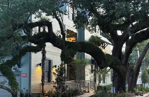 Biloxi Casa | The Treehouse @ The Pullman House, Downtown Ocean Springs Condo w/Pool
