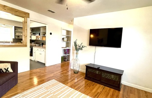 Bowie Casa | The Treehouse | Walking distance to LCU 2/1