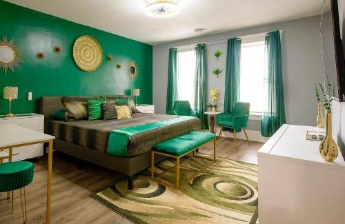 Tremont Casa | The Tremont Emerald - By Christmas Story House - Historic Charm & Modern Comfort Near Downtown With Parking, 300MB Wifi & Self Check-In
