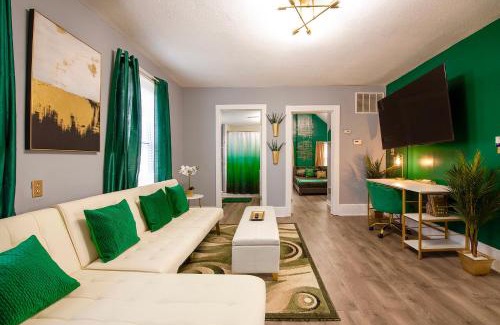 Tremont Casa | The Tremont Emerald - By Christmas Story House - Historic Charm & Modern Comfort Near Downtown With Parking, 300MB Wifi & Self Check-In
