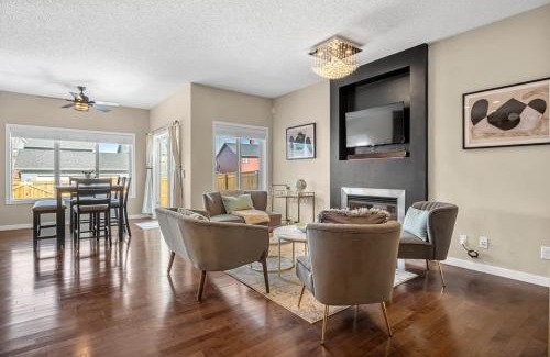 Southeast Calgary Casa | The Trenta - 4BD 3BA 2 Kitchen Stunner