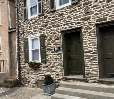 Manayunk Casa | The Trinity Cottage in Manayunk, Walk to Main Street and Train