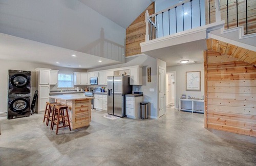 Longtown Cabina | The Triple Nickel · Picturesque & Spacious Haven~Hot Tub & Fire Pit!