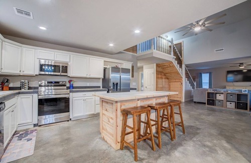 Longtown Cabina | The Triple Nickel · Picturesque & Spacious Haven~Hot Tub & Fire Pit!