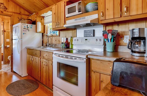 Valois Cabaña | The Trottage: "Modern 2 Bedroom Seneca Lake Home"