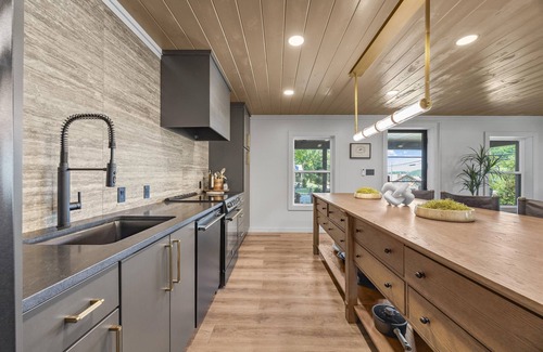 Tellico Plains Casa | The Trout House, Mountain Retreat | Tellico Plains – Stylish 2BR/2BA Escape for 6 by Design Center D