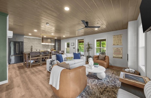 Tellico Plains Casa | The Trout House, Mountain Retreat | Tellico Plains – Stylish 2BR/2BA Escape for 6 by Design Center D