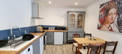 Old Town Hastings Apartamento | The Tuck Away, Central Old Town with Parking