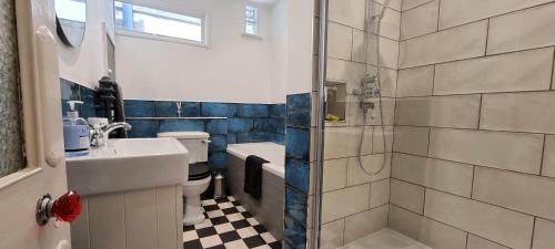 Old Town Hastings Apartamento | The Tuck Away, Central Old Town with Parking