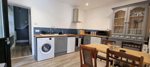 Old Town Hastings Apartamento | The Tuck Away, Central Old Town with Parking