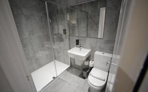 Warwick Hotel | The Tudor Inn Hotel