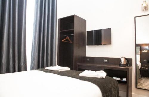 Warwick Hotel | The Tudor Inn Hotel
