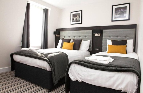 Warwick Hotel | The Tudor Inn Hotel