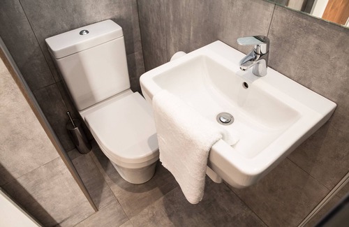 Warwick Hotel | The Tudor Inn Hotel