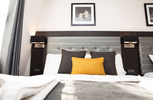 Warwick Hotel | The Tudor Inn Hotel