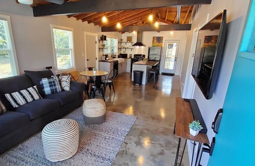 Lexington Casa | The Turquoise Door in Town of Lexington