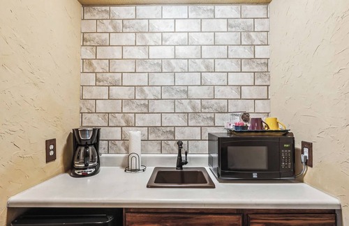 Granbury Cabaña | The Tuscan Cottage at Travis Street Cottages