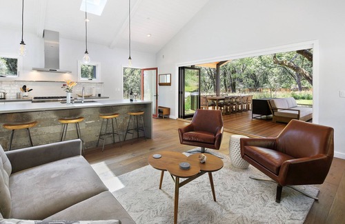 Glen Ellen Villa | Un santuario elegante y elegante encaramado en un camino privado