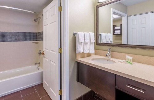 Anaheim Resort Complejo | The Ultimate Destination for a Fun-Filled Anaheim Adventure w/ Free Breakfast!