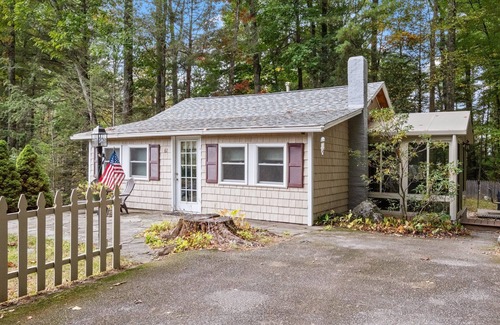 West Alton Cabaña | The Ultimate Getaway at a Charming Two-Bedroom Lakeside Cottage on Winnipesaukee