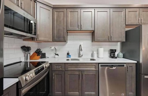 South Salt Lake Apartamento | The Ultimate SLC Studio - Fireplace - Hot Tub - Firepits-Shared Backyard+Parking