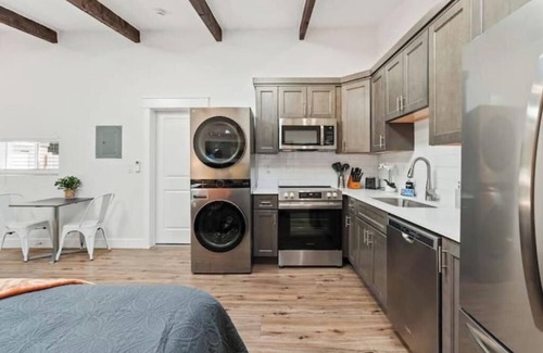 South Salt Lake Apartamento | The Ultimate SLC Studio - Fireplace - Hot Tub - Firepits-Shared Backyard+Parking