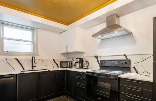 Ahuntsic Apartamento | The Unforgettable | Metro | AC | TV | Renovated