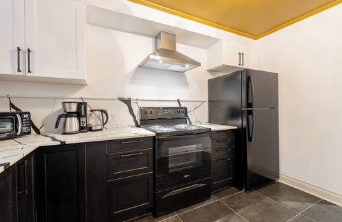 Ahuntsic Apartamento | The Unforgettable | Metro | AC | TV | Renovated
