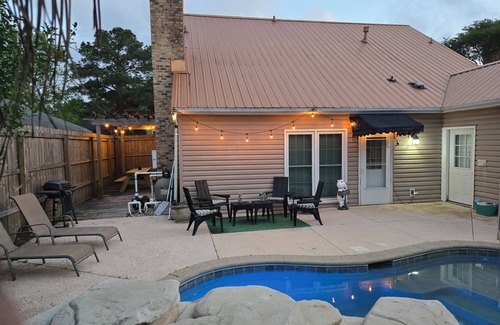 Mobile Casa | The University of South Alabama Poolside Getaway