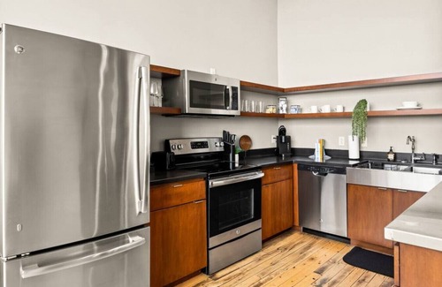 Peoria Apartamento | The Urban Loft: Stylish Industrial Living!