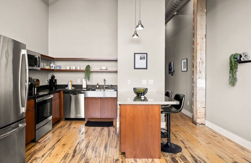 Peoria Apartamento | The Urban Loft: Stylish Industrial Living!
