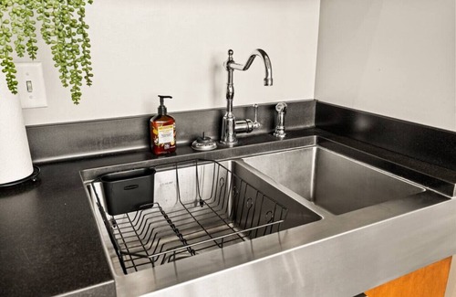 Peoria Apartamento | The Urban Loft: Stylish Industrial Living!