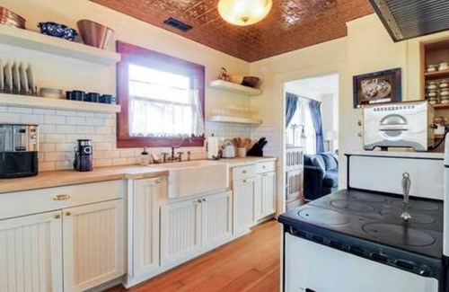 Newberg Cabaña | The Valley Wine Cottage - Midterm Rental for Winemakers/George Fox Alumni, etc.