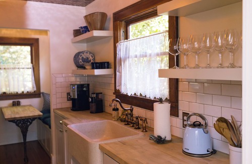 Newberg Cabaña | The Valley Wine Cottage - Midterm Rental for Winemakers/George Fox Alumni, etc.