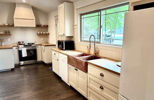Burnet Casa | The Vandeveer, Stunning Craftsman Estate in Historic Downtown Burnet