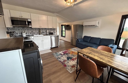 Nelson Apartamento | The Victorian Queen Getaway – Walkable, Washer/Dryer, Downtown Charm