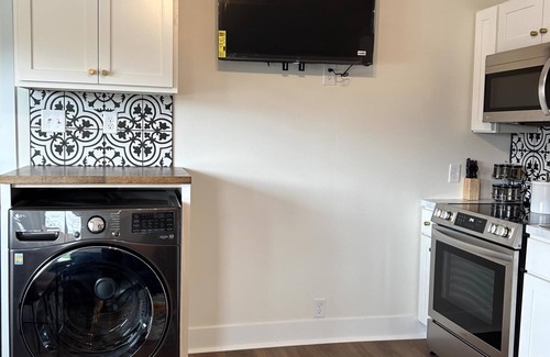 Nelson Apartamento | The Victorian Queen Getaway – Walkable, Washer/Dryer, Downtown Charm