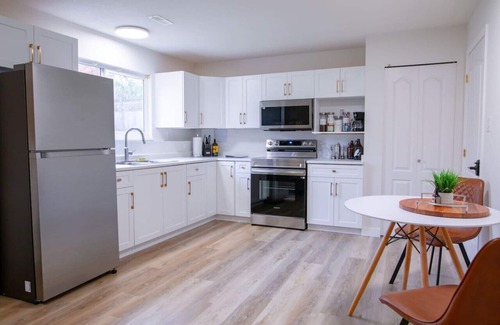 Abbotsford Casa | The Vida | Cozy, Pet-Friendly 1-Bed Hideaway