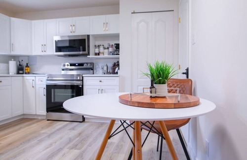 Abbotsford Casa | The Vida | Cozy, Pet-Friendly 1-Bed Hideaway