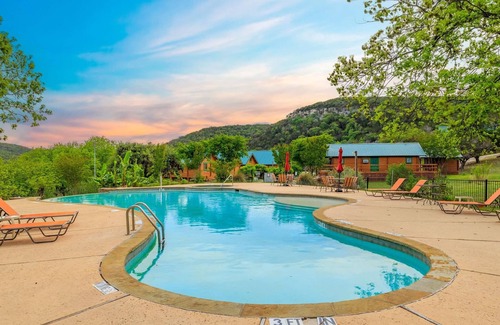 Medina Cabina | The View Cabin: Texas Hill Country Resort /w Pool